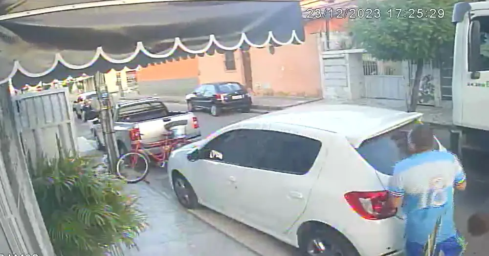 Câmera da região mostra o soldado (de blusa preta, à esquerda) perseguir o tenente (blusa azul, de costas, à direita)