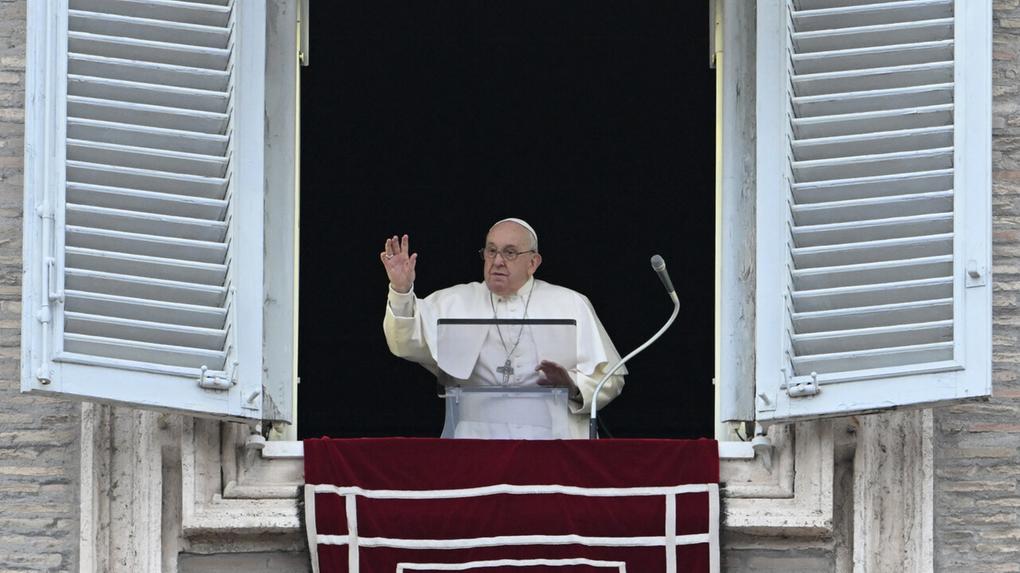 foto de Papa Francisco celebrando missa do galo