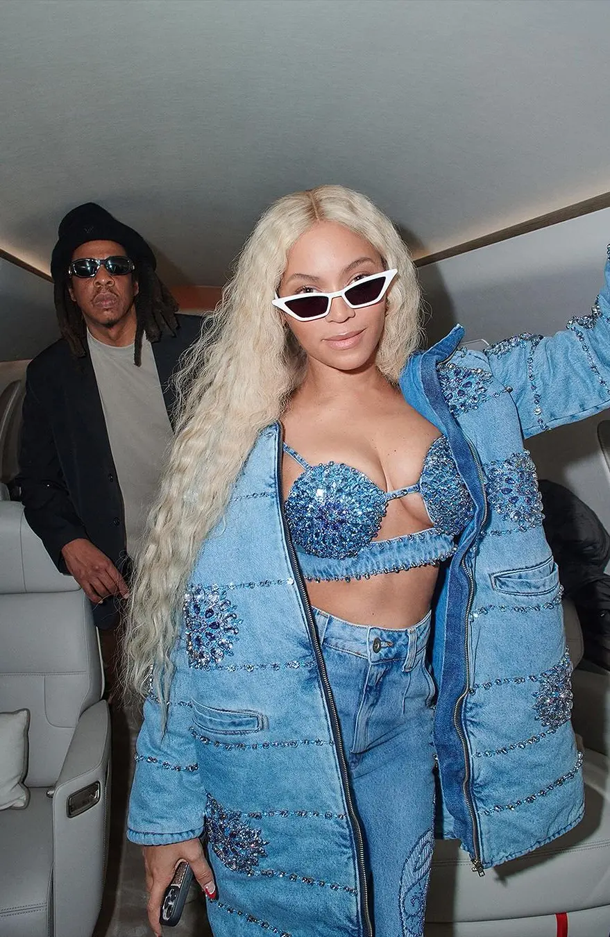 Beyoncé e Jay-Z posam para fotos chegando ao Brasil