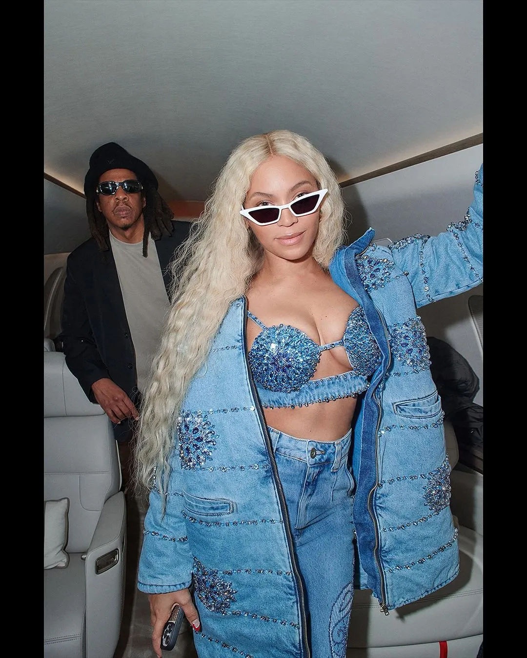 Uma das imagens mostra o momento em que Beyoncé e seu marido, Jay-Z, chegam ao Brasil