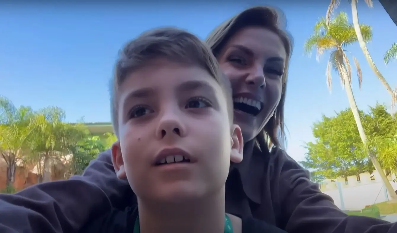 print de vídeo de ana hickmann com o filho