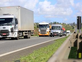 Caminhões trafegando por uma estrada brasileira