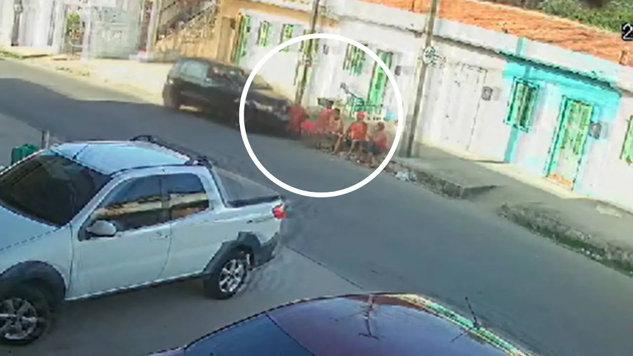 Carro invade contramão e atropela três pessoas que estavam em calçada de Fortaleza