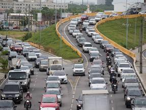 Congestionamento de veículos no acesso à Av. Alberto Craveiro, em Fortaleza