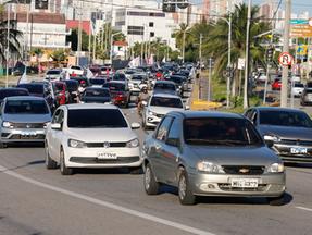 Tráfego intenso de veículos em via de Fortaleza