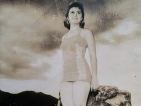 Imagem mostra primeira miss Sobral, Zeliza Moraes de Andrade, usando maiô durante ensaio fotográfico para o concurso, de 1956. Primeira miss a usar maiô em concurso de beleza na história do Ceará morre aos 84 anos em Fortaleza