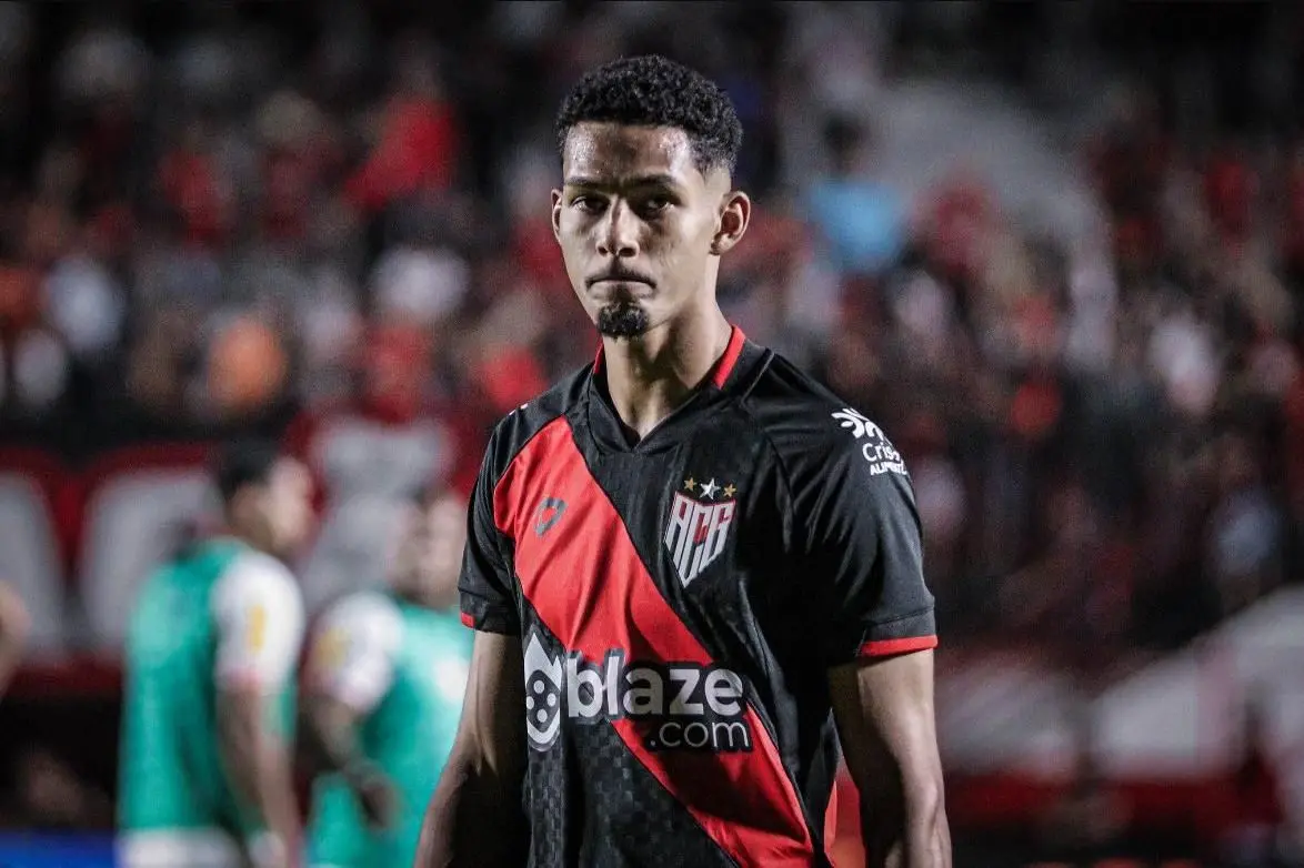 Foto de Alix Vinícius, jogador do Atlético-GO, durante jogo da Série B 2023