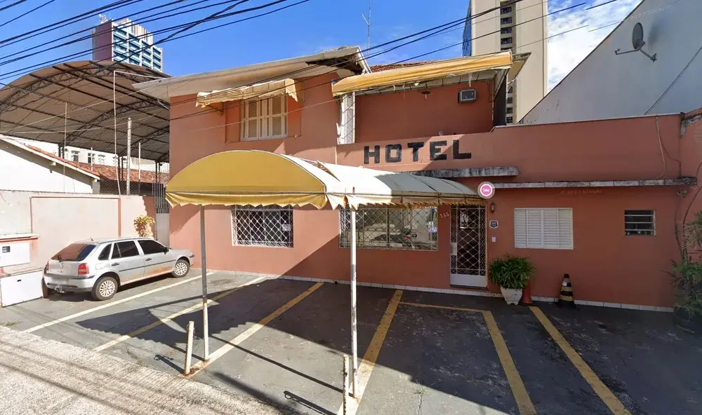 Fachada de hotel onde mulher foi encontrada morta