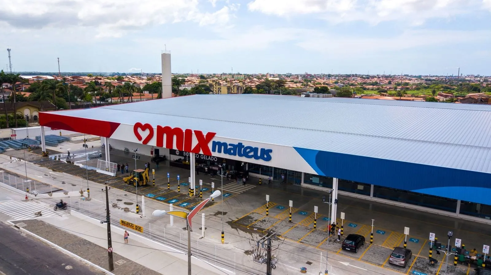 Mix Mateus no Henrique Jorge; unidade foi a primeira inaugurada em Fortaleza