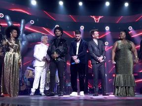 Imagem mostra finalistas e técnicos reunidos em palco do The Voice Brasil em 28 de dezembro de 2023. Quem ganhou o The Voice Brasil? Conheça vencedor da última temporada do programa