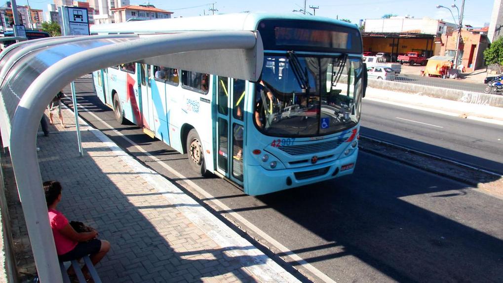 Ônibus parado em ponto de transporte público de Fortaleza na Av. Aguanambi. Passagem de ônibus em Fortaleza não deve ter aumento em 2024, diz Sarto