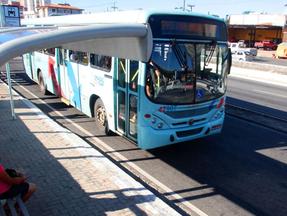 Ônibus parado em ponto de transporte público de Fortaleza na Av. Aguanambi. Passagem de ônibus em Fortaleza não deve ter aumento em 2024, diz Sarto