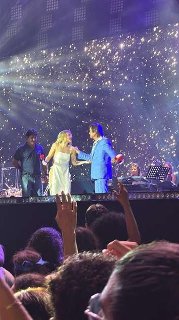Luisa Sonza takes to the stage with Roberto Carlos on the first day of the New Year's Eve concert Fortaleza 2024 – Zoera