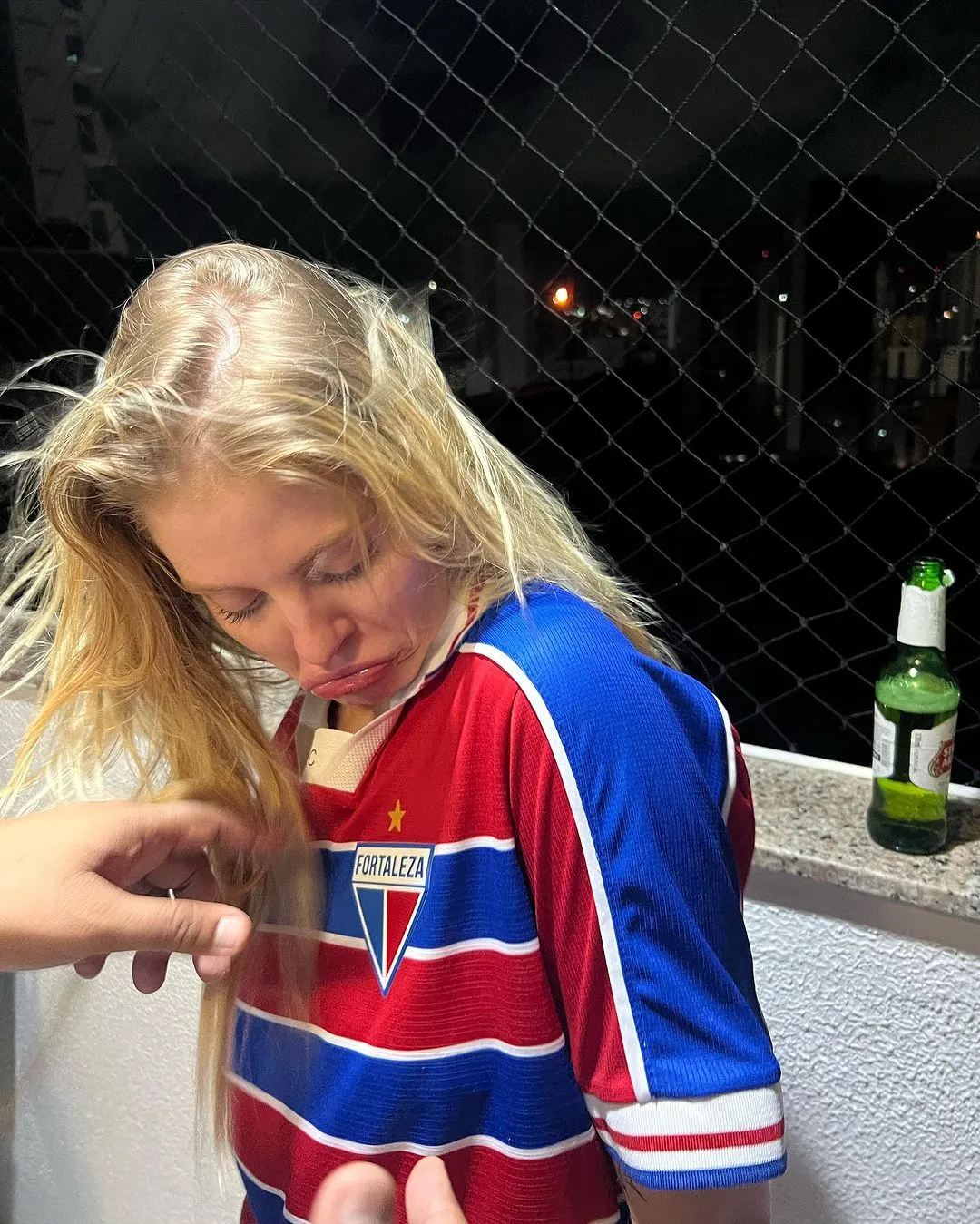 Luísa Sonza vestida com camisa do Fortaleza.