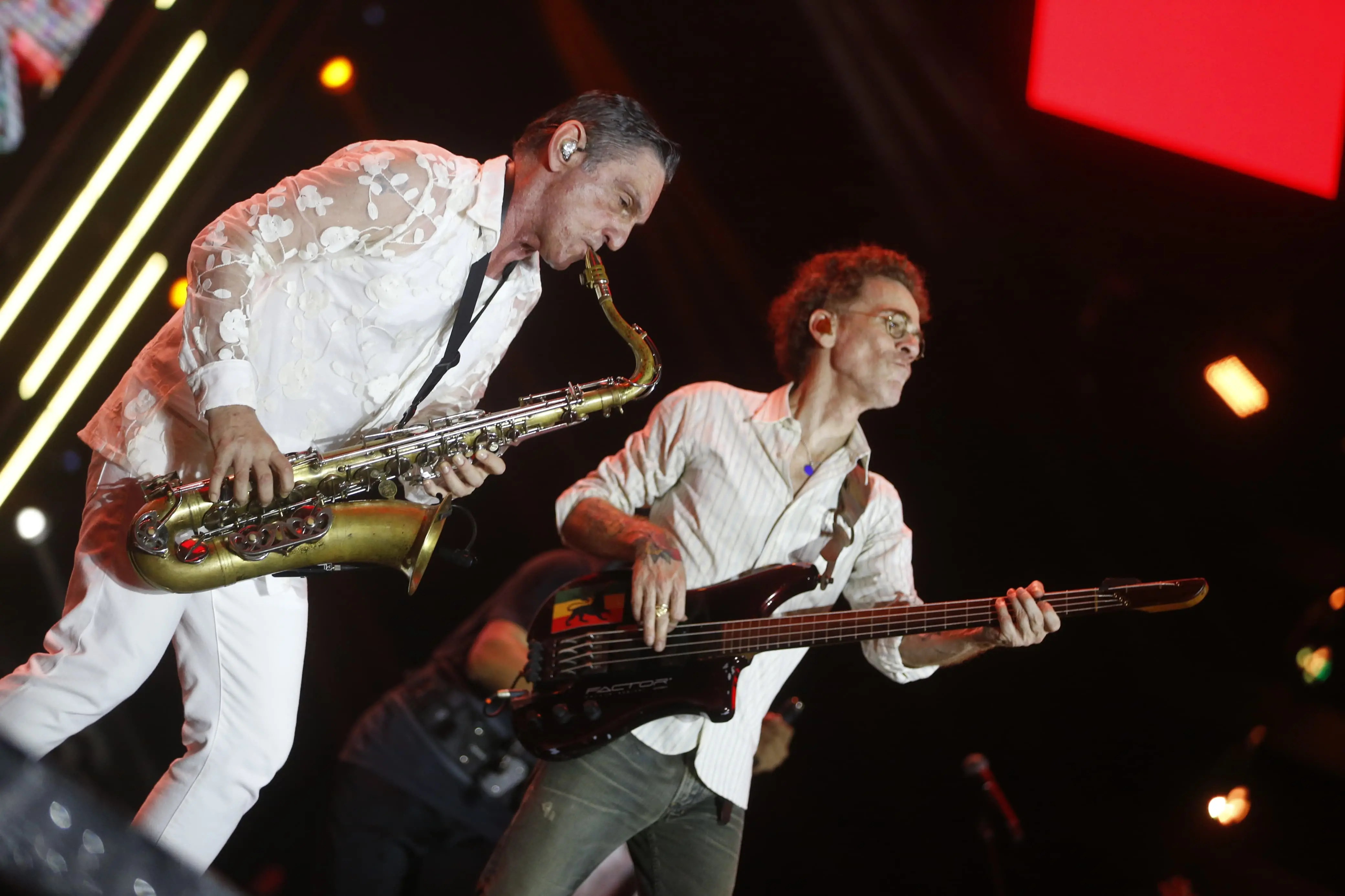 Paulo Miklos e Nando Reis em apresentação no Réveillon de Fortaleza