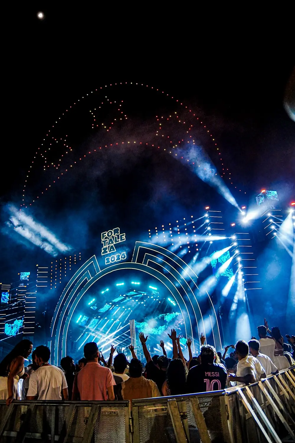 Drones formam chapeu de cangaceiro no céu de Fortaleza