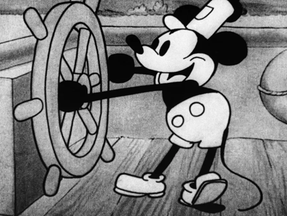 Primeira versão do personagem Mickey Mouse, em preto e branco, na cena em que ele pilota um barco