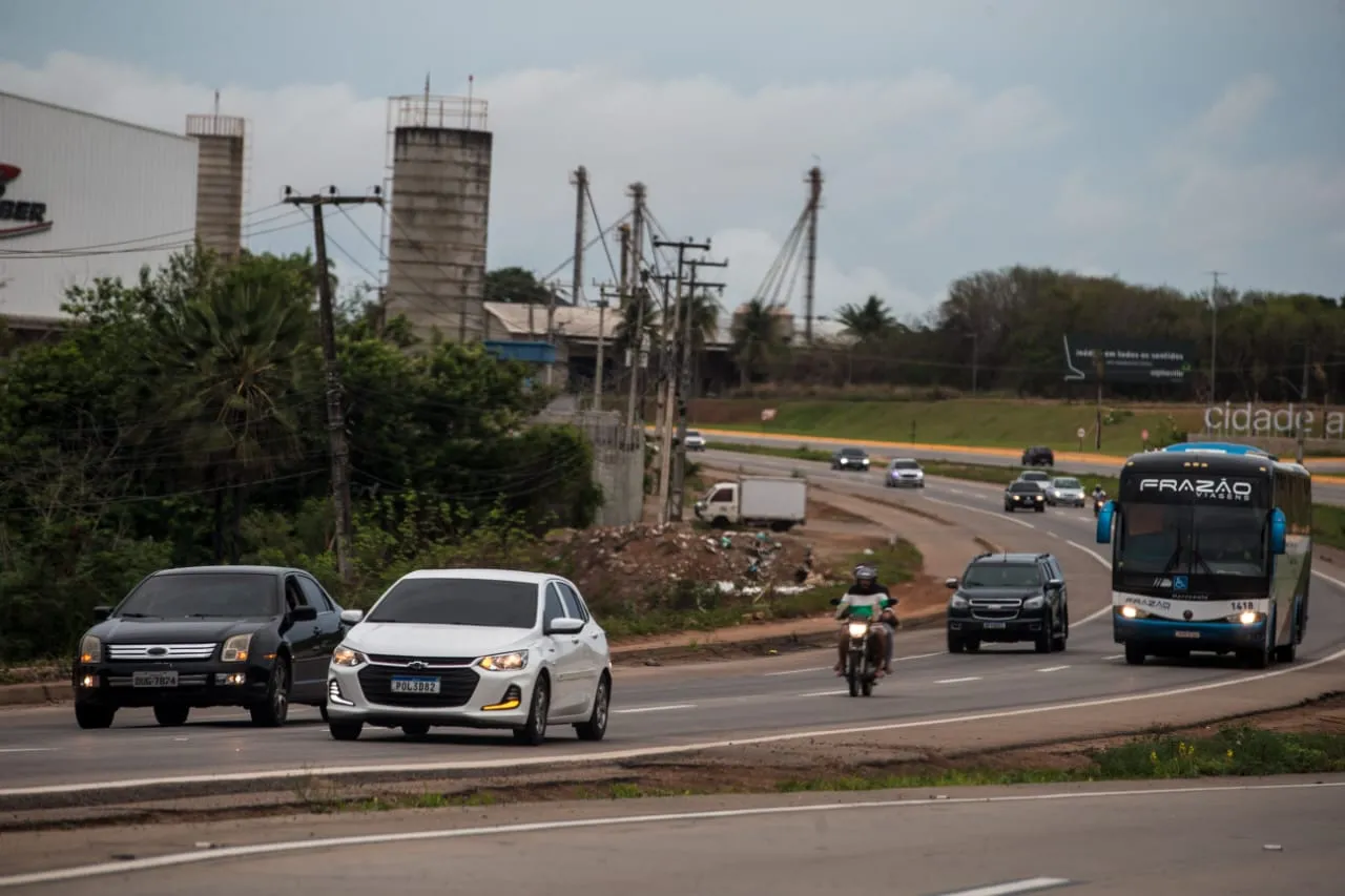 Fluxo normal de veículos no Anel Viário, em frente a Cidade Alpha