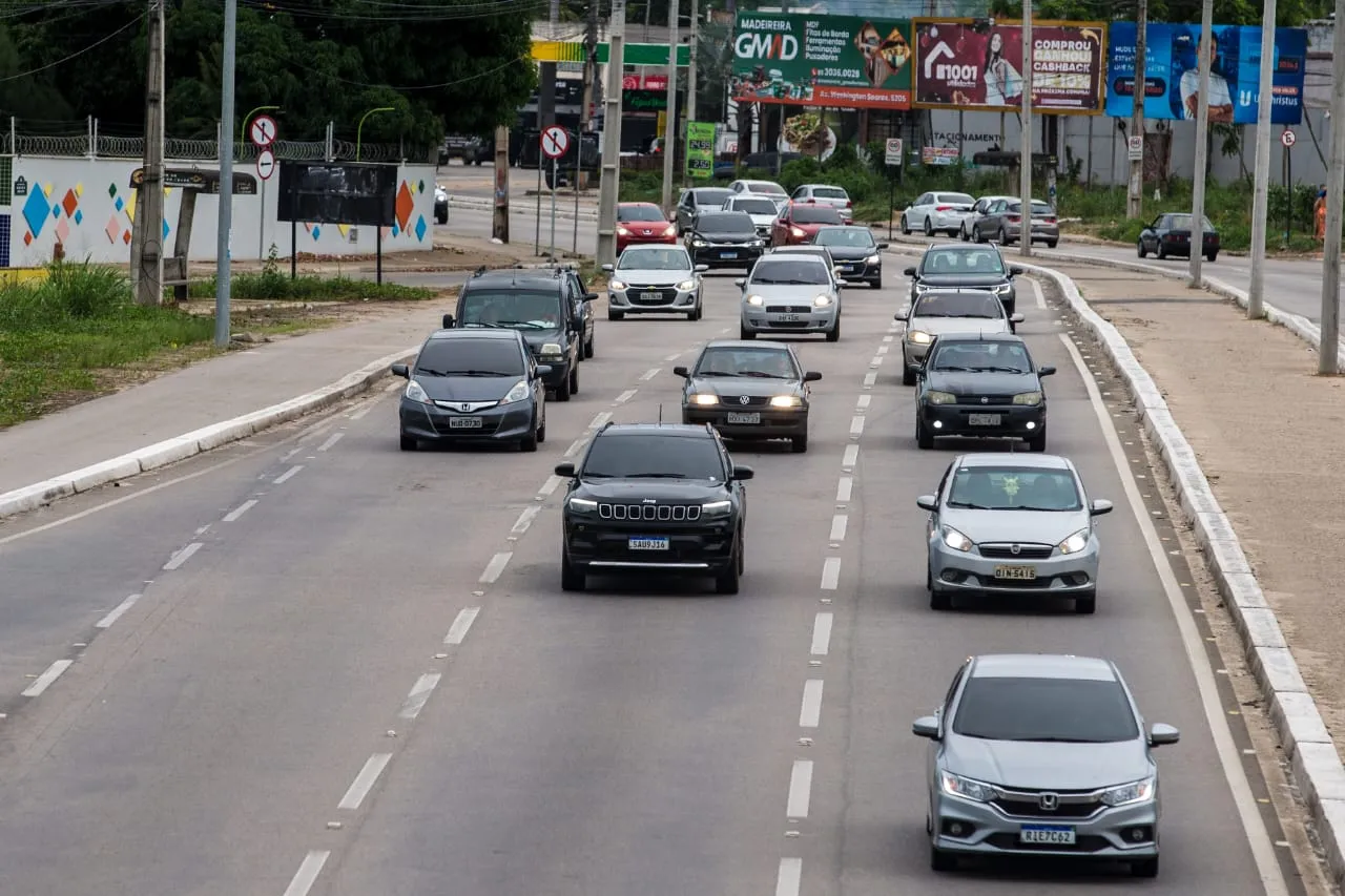 Fluxo de veículos ocorre normalmente, sem intercorrências, na tarde desta segunda (1º) na CE-040, sentido Eusébio-Fortaleza