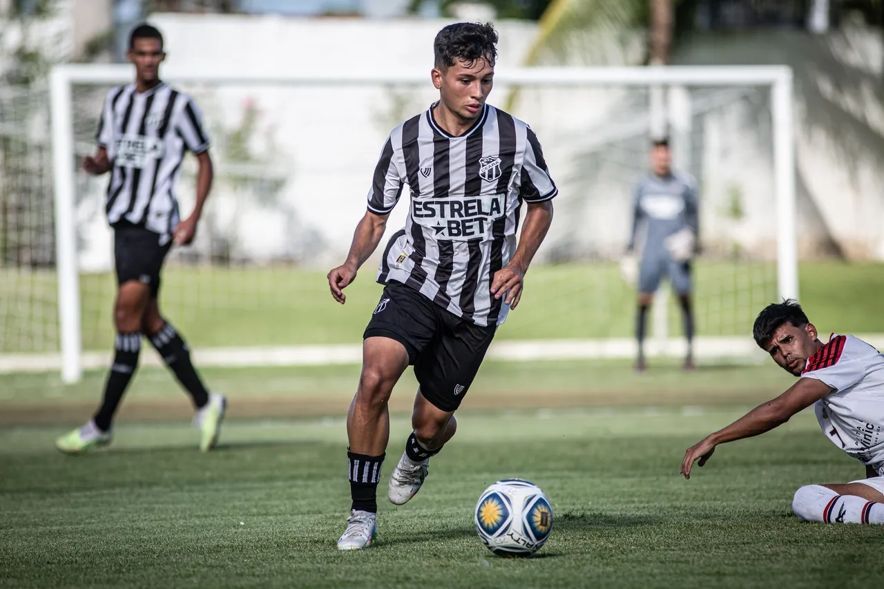O lateral Zé Neto em campo pelo Ceará