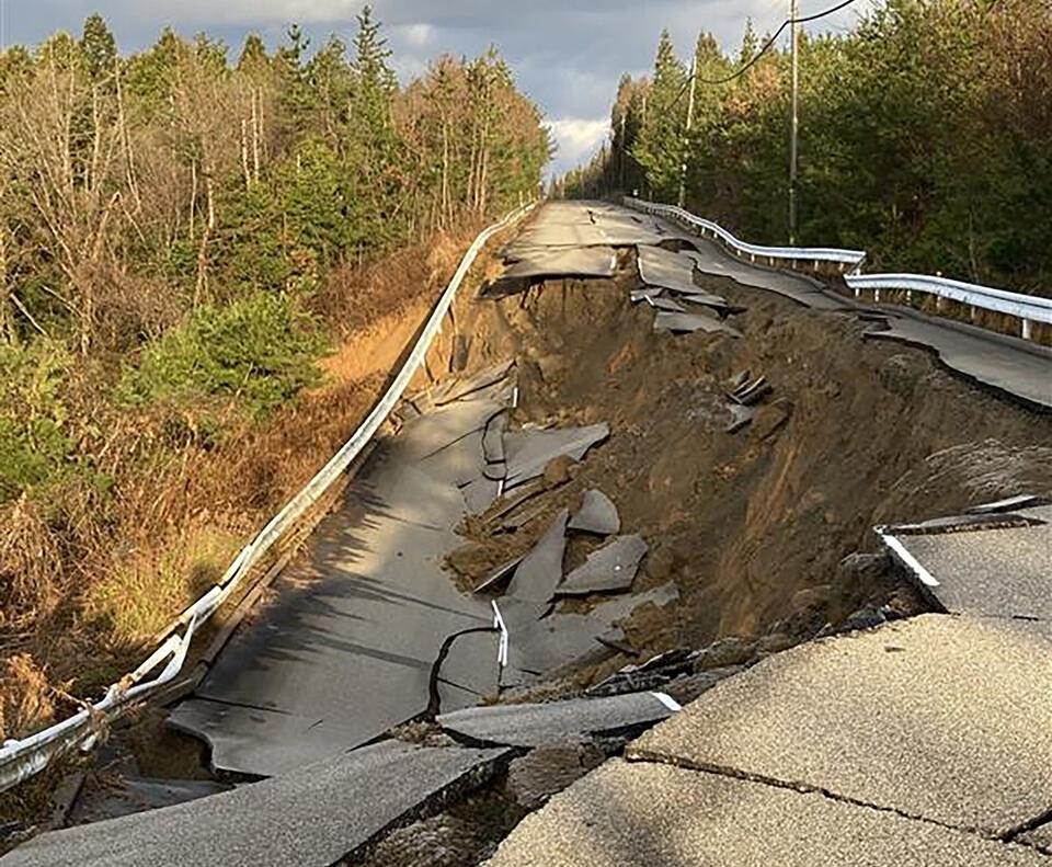 Esta imagem mostra uma estrada destruída perto da cidade de Shika, província de Ishikawa, em 2 de janeiro de 2024, um dia depois que um grande terremoto de magnitude 7,5 atingiu a região de Noto, na província de Ishikawa, à tarde. Japão suspende alerta de tsunami após terremoto de grande magnitude; veja imagens dos estragos