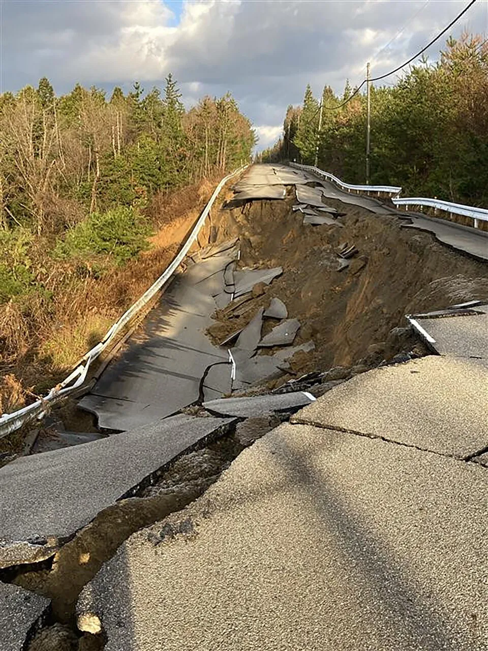 Imagem mostra uma estrada destruída perto da cidade de Shika, província de Ishikawa
