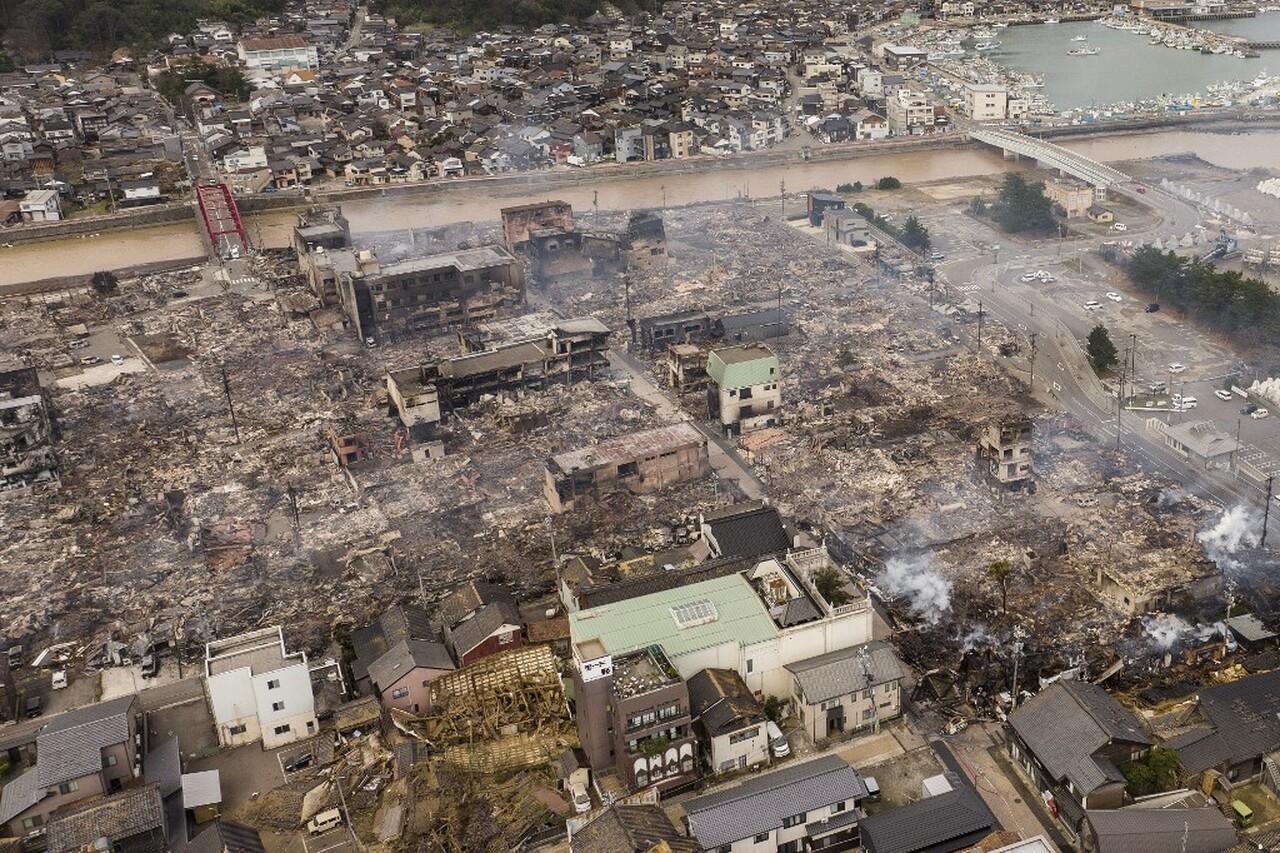 Esta foto aérea mostra fumaça subindo de uma área após um grande incêndio em Wajima, província de Ishikawa, em 2 de janeiro de 2024, um dia depois que um grande terremoto de magnitude 7,5 atingiu a região de Noto, na província de Ishikawa. Japão suspende alerta de tsunami após terremoto de grande magnitude; veja imagens dos estragos