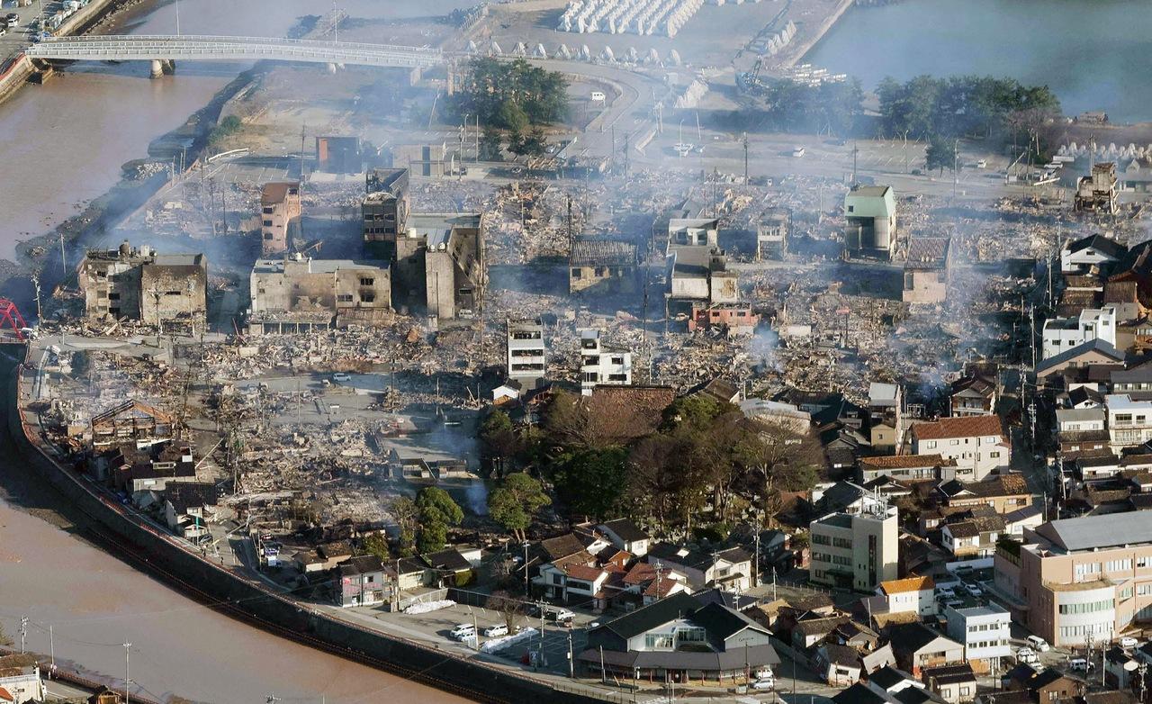 Esta foto aérea fornecida pela Jiji Press mostra fumaça subindo de uma área após um grande incêndio em Wajima, província de Ishikawa, em 2 de janeiro de 2024, um dia depois que um grande terremoto de magnitude 7,5 atingiu a região de Noto, na província de Ishikawa. Japão suspende alerta de tsunami após terremoto de grande magnitude; veja imagens dos estragos