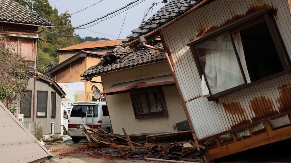 Esta vista geral mostra uma casa gravemente danificada na cidade de Wajima, província de Ishikawa, em 2 de janeiro de 2024, um dia depois que um grande terremoto de magnitude 7,5 atingiu a região de Noto, na província de Ishikawa. Japão suspende alerta de tsunami após terremoto de grande magnitude.