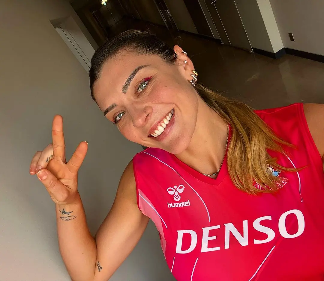 Foto de jogadora de vôlei Rosamaria. Jogadora de vôlei Rosamaria tranquiliza fãs nas redes sociais após terremoto no Japão