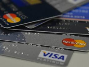 Imagem mostra diversos cartões de créditos dispostos um por cima do outro sobre fundo branco. Cartão de crédito: Saiba o que muda para quem atrasa ou não paga valor total da fatura