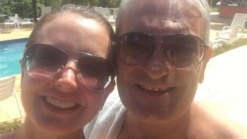 Selfie do casal Alessandra e Rogério. Os dois estão em uma piscina, de óculos escuros