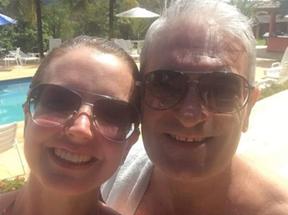Selfie do casal Alessandra e Rogério. Os dois estão em uma piscina, de óculos escuros