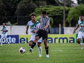 Pablo, atacante do Ceará, chutando bola em momento que marca o gol