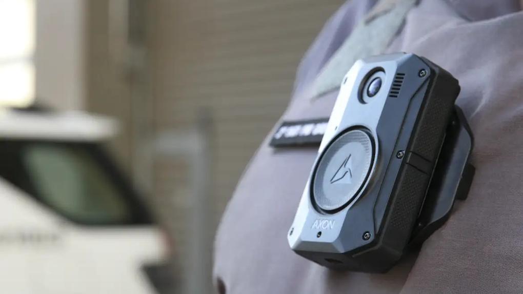 Imagem mostra câmera corporal utilizada em uniforme de policial no Rio de Janeiro.