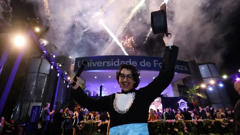 Formando comemora diploma em colação de grau na Unifor
