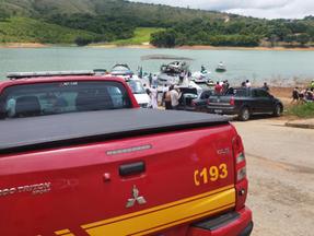 Imagem mostra equipes do Corpo de Bombeiros de Minas Gerais atuando em operação de busca de helicóptero que caiu no Lago de Furnas, em Capitólio, Minas Gerais, em 2 de janeiro de 2024. Helicóptero que caiu dentro de lago é encontrado e retirado em Capitólio, Minas Gerais