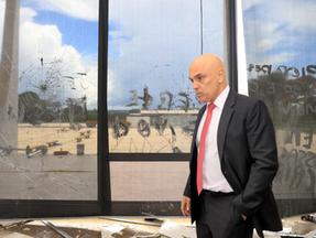 Alexandre de Moraes visita edifício do STF depredado