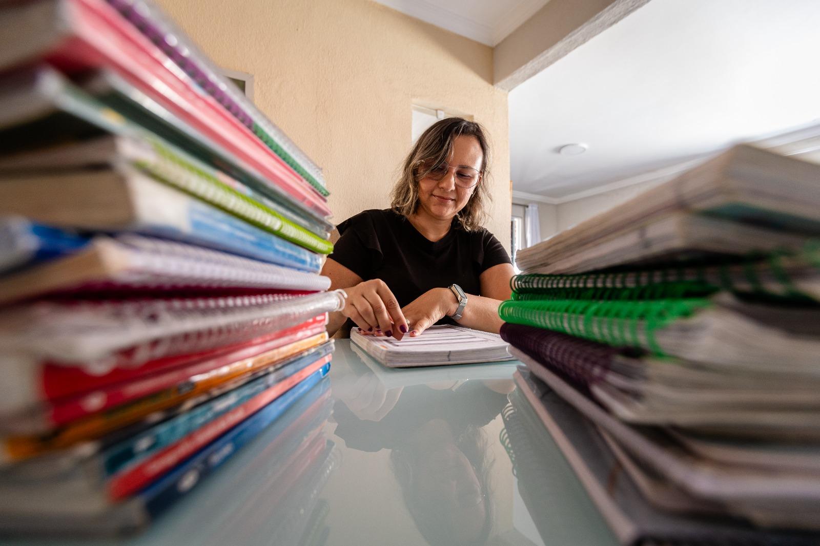 Yonêda Aires, 46 anos, trabalha desde 2019 como apagadora de livros didáticos