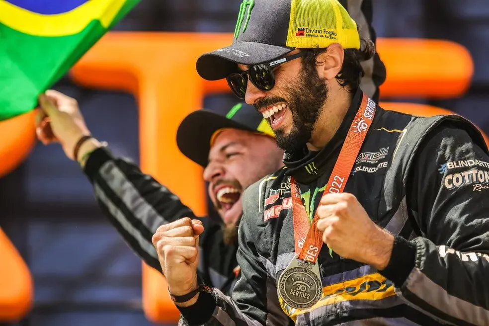 Rodrigo Varela, à direita, teve problemas de logística para o Rally Dakar.