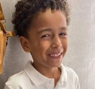 Menino desaparecido. Na foto, ele está de camisa branca e sorrindo