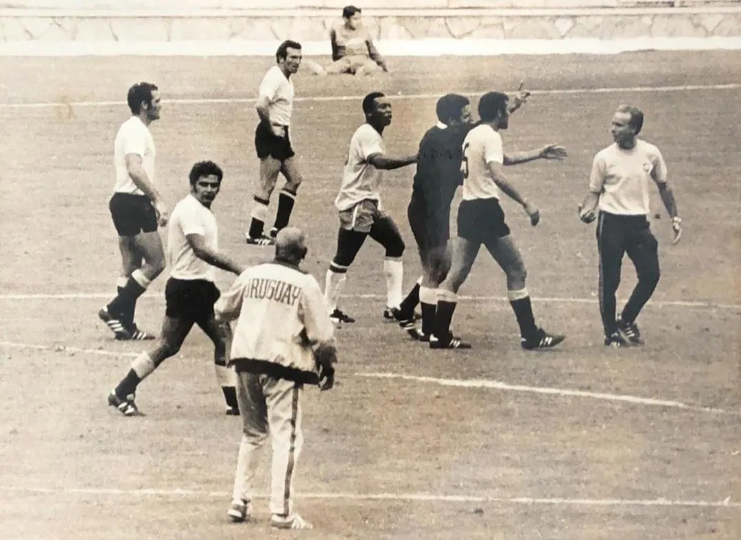 Em pleno Brasil x Uruguai, na semifinal da Copa Mundo de 1970. Zagallo levando bronca do árbrito