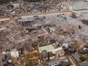Destruição deixada por terremoto no Japão