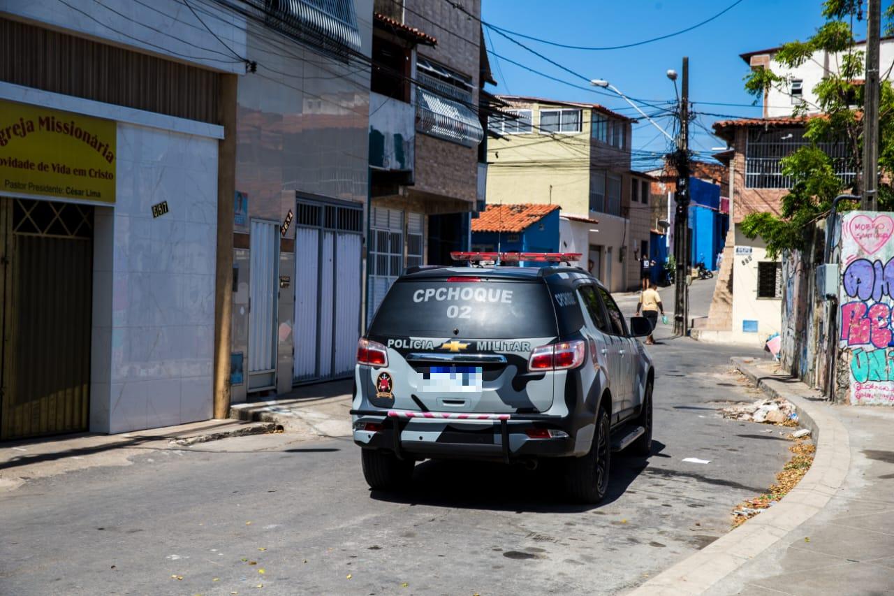 Imagem mostra viatura do Batalha de Choque da Polícia Militar do Ceará transitando por rua do bairro Barra do Ceará, em Fortaleza. Duas pessoas são mortas e outras ficam feridas durante tentativa de chacina em Fortaleza