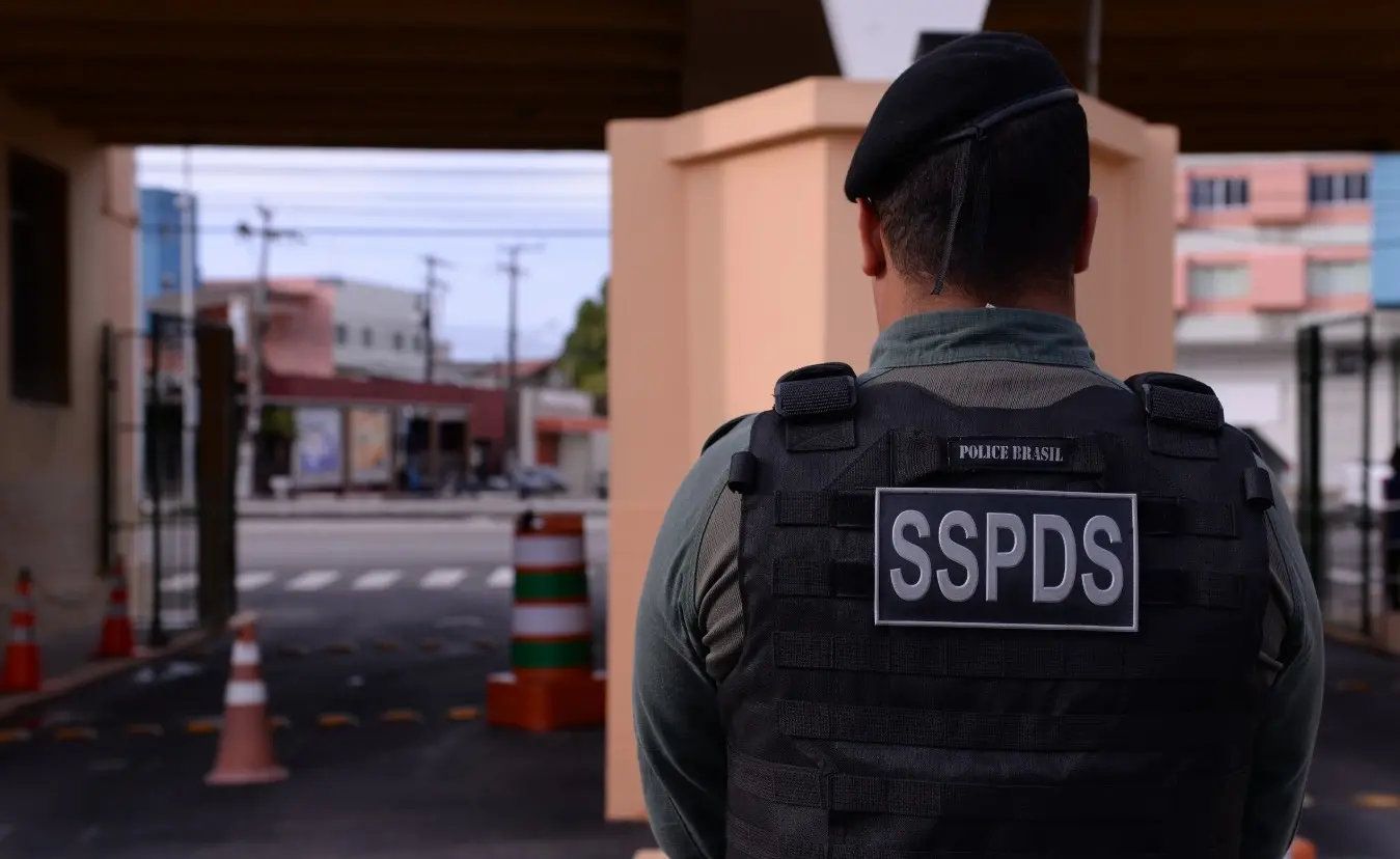 Agente com colete da SSPDS