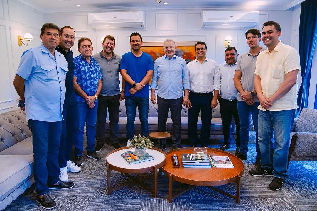 Vereadores de Fortaleza ao lado do prefeito da Capital, José Sarto