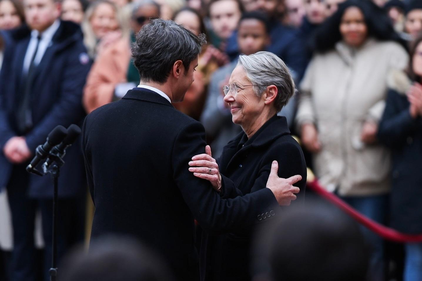 'A sua história pessoal, bem como a sua ética política, tornaram-no um exemplo', publicou Gabriel Attal sobre Elisabeth Borne