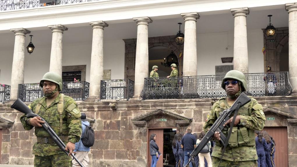 Soldados montam guarda do lado de fora do Palácio Presidencial Carondelet, no centro de Quito