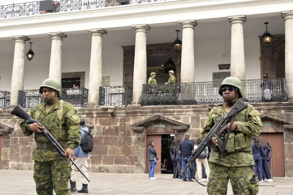 Soldados montam guarda do lado de fora do Palácio Presidencial Carondelet, no centro de Quito