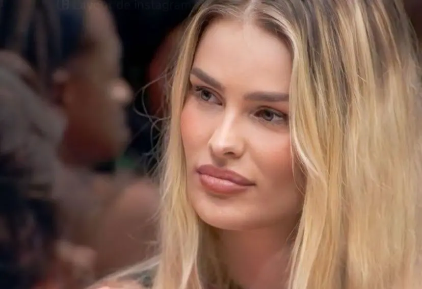 Yasmin Brunet é uma mulher branca e loira. Na foto, ela está séria e olhando para o lado